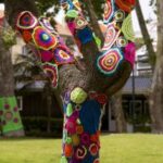 Service Adultes & Familles : projet citoyen "des fils et des couleurs pour habiller les arbres et tisser du lien"